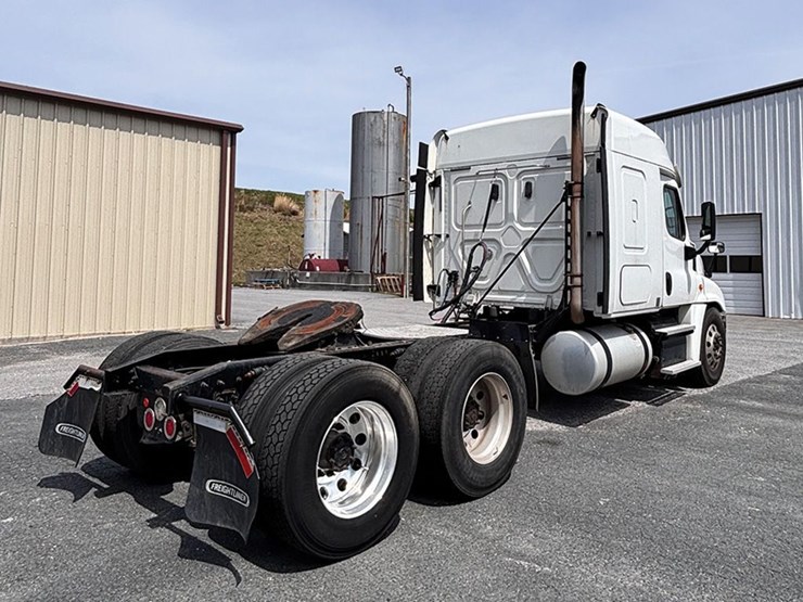 2019-freightliner-cascadia-125-image-4