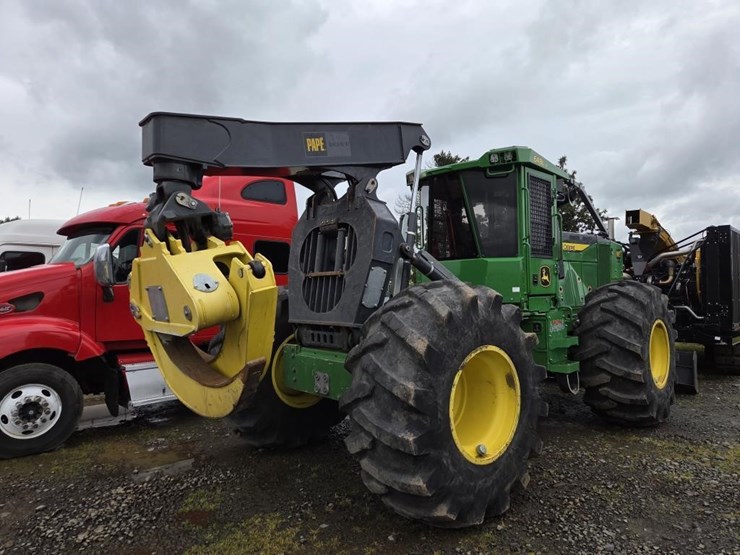 2022-deere-648l-image-3