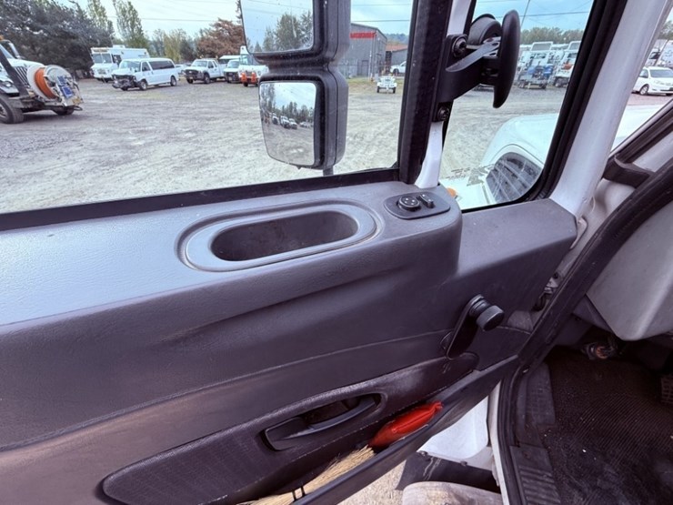 2013-international-7400-image-21