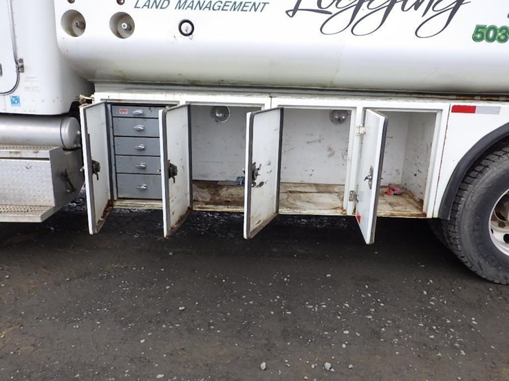 2005-peterbilt-pb330-22'-t/a-fuel-lube-truck-image-28