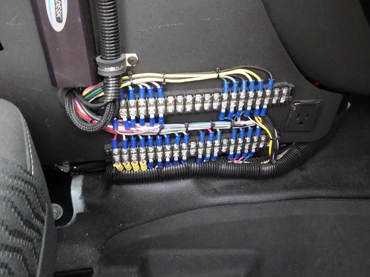 2017-chevrolet-tahoe-image-18