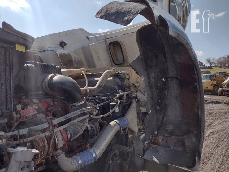 2012-freightliner-122sd-image-17