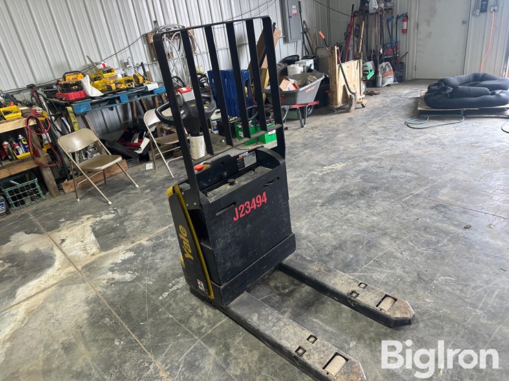 yale-mpb045vgn24t2634-electric-pallet-jack-image-3