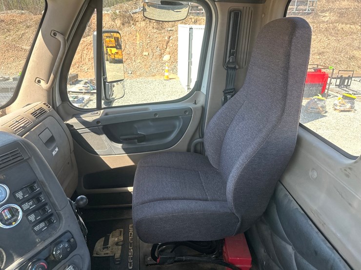 2014-massey-ferguson-8-image-41