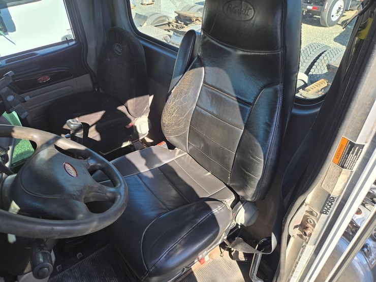 2013-peterbilt-386-image-57