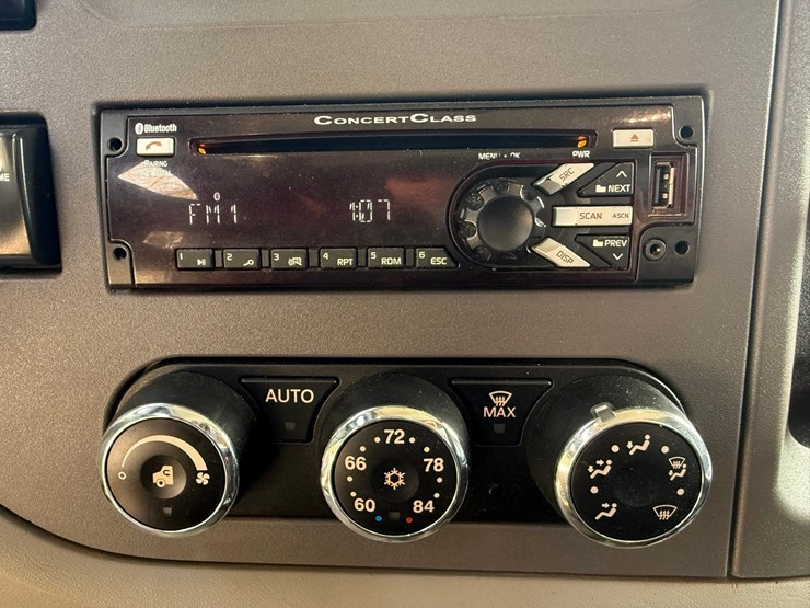 2015-peterbilt-579-image-60