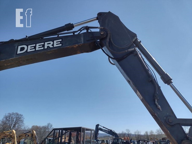 2014-deere-245g-lc-image-29