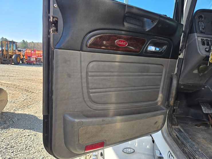2013-peterbilt-386-image-53