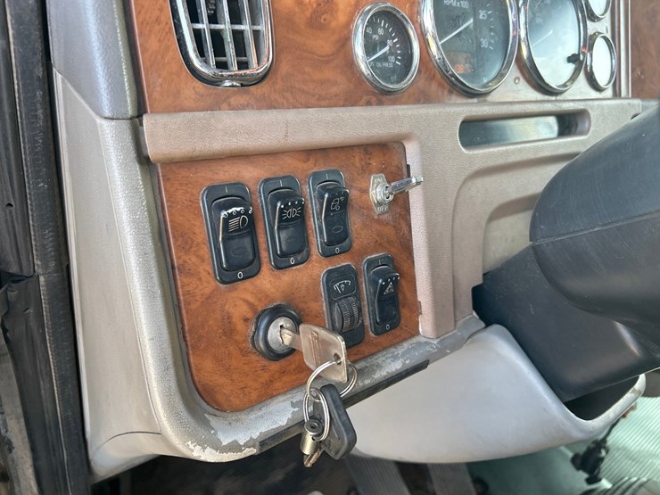 peterbilt-388-image-62