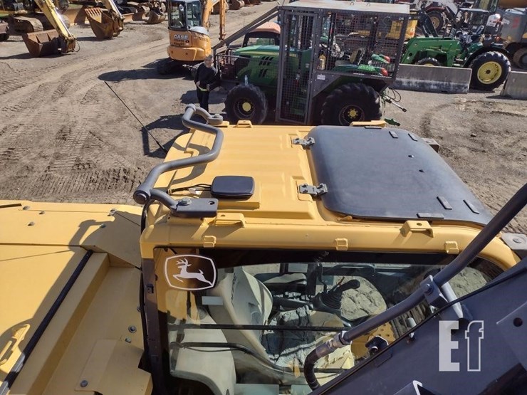 2014-deere-245g-lc-image-42