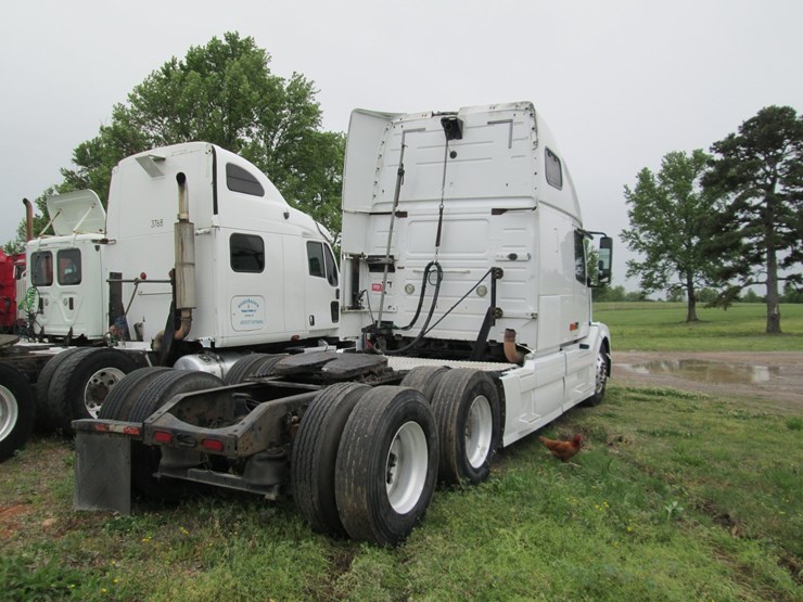 #46184-•-2008-volvo-t/a-sleeper-truck-tractor-4v4nc9gh08n482694-image-3