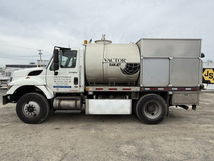 2013-international-7400-image-7