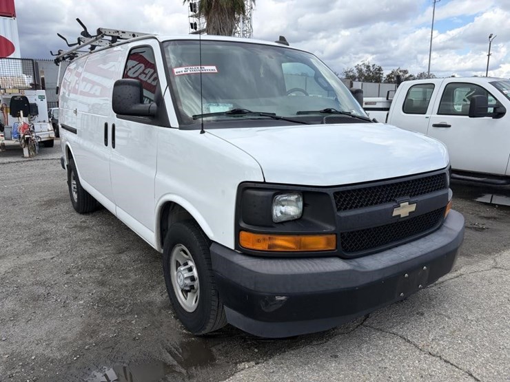 2017-chevrolet-express-2500-image-2