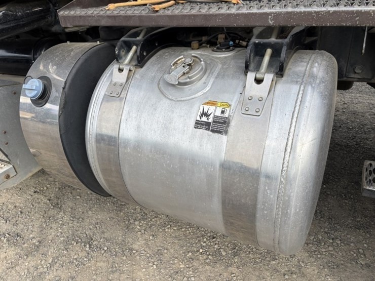 2022-peterbilt-567-image-24