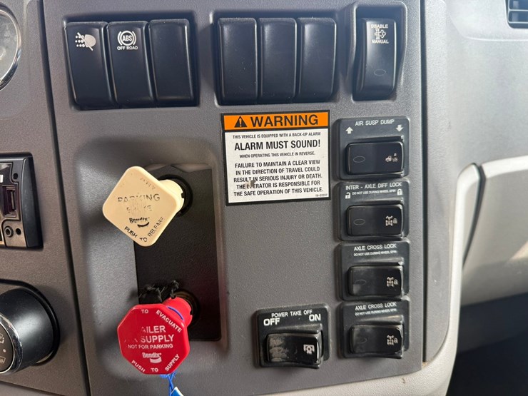 2015-peterbilt-579-image-59