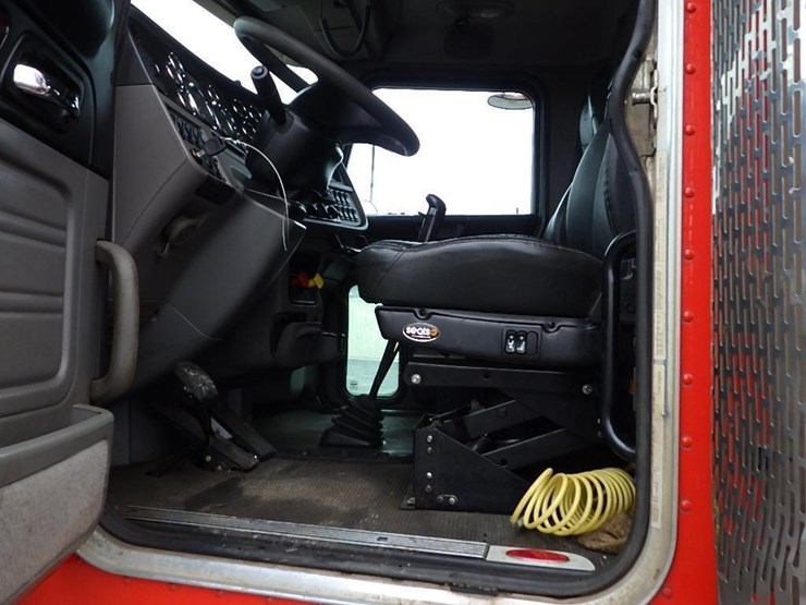 2016-peterbilt-3-axle-logging-truck-image-76