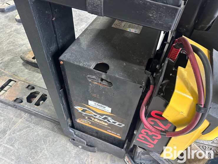 yale-mpe060lvhn24t2736-electric-ride-on-pallet-jack-image-12