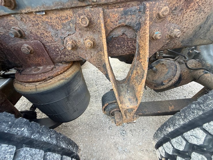 #1262-•-2004-international-9400i-6x4-sleeper-cab-truck-tractor-image-37