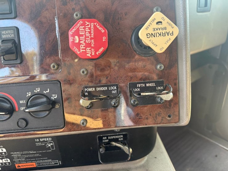 #1262-•-2004-international-9400i-6x4-sleeper-cab-truck-tractor-image-68