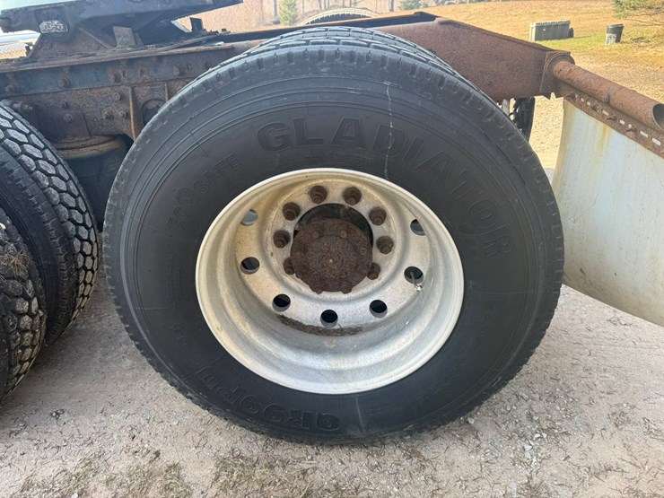 #1262-•-2004-international-9400i-6x4-sleeper-cab-truck-tractor-image-82