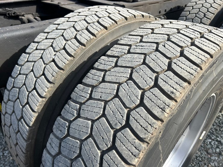 peterbilt-388-image-76