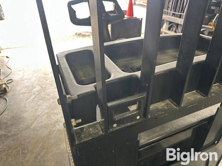 yale-mpe060lvhn24t2736-electric-ride-on-pallet-jack-image-17