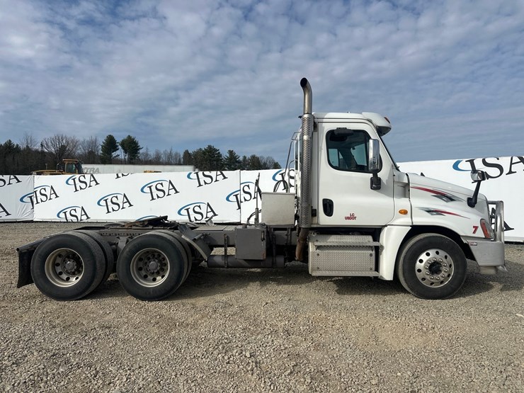 2014-massey-ferguson-8-image-6