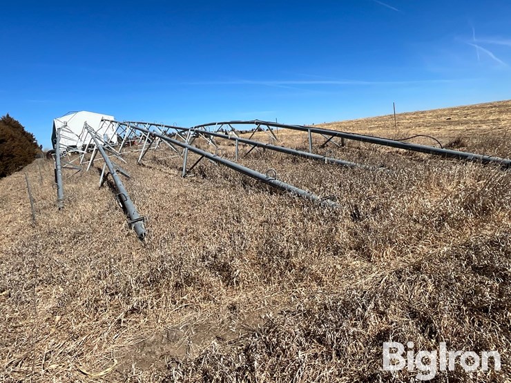 reinke-center-pivot-w/pipe-drops-sprinkler-image-7