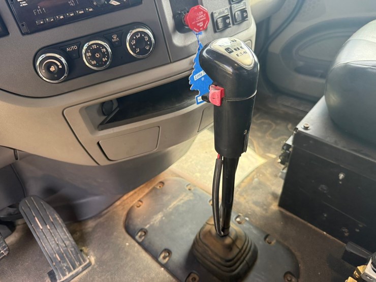 2015-peterbilt-579-image-55