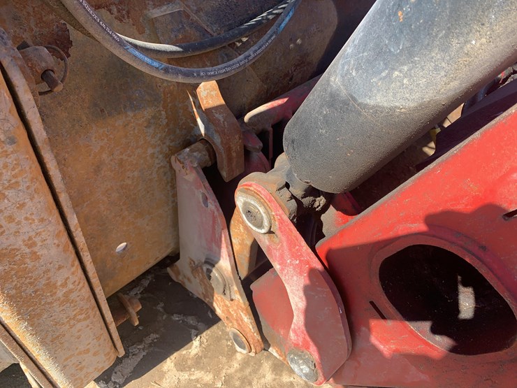 2011-case-ih-puma-140-tractor-image-27