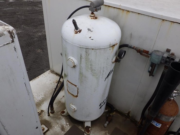 2005-peterbilt-pb330-22'-t/a-fuel-lube-truck-image-23