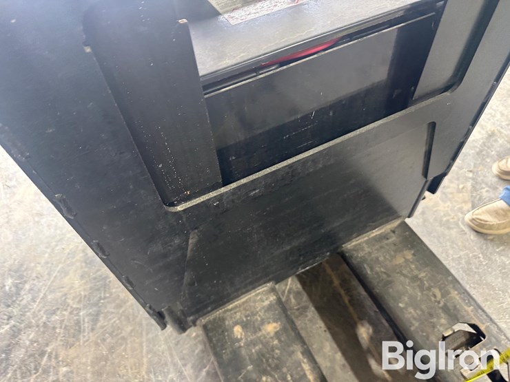 yale-mpe060lvhn24t2736-electric-ride-on-pallet-jack-image-18