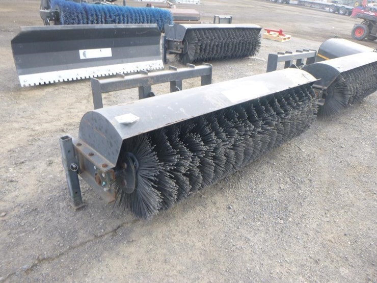jct-72"-skid-steer-angle-broom-image-2