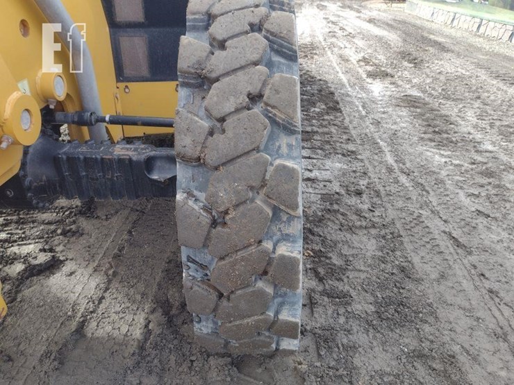 2019-caterpillar-tl1055d-image-23