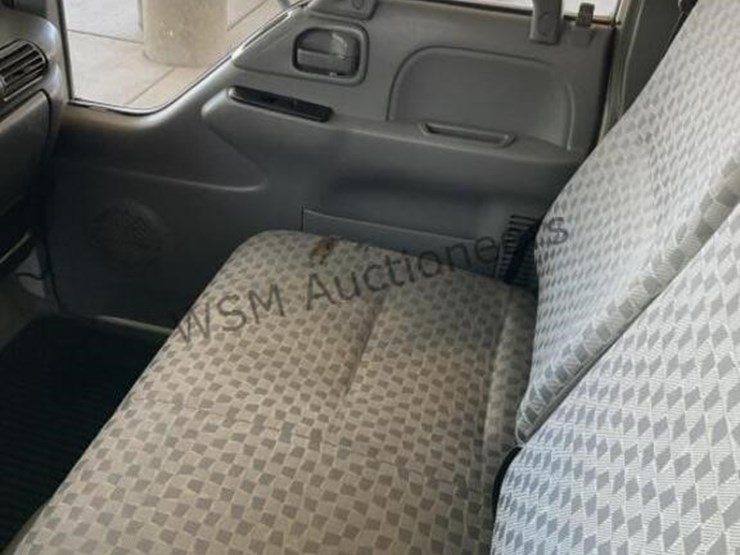 2006-isuzu-npr-image-22