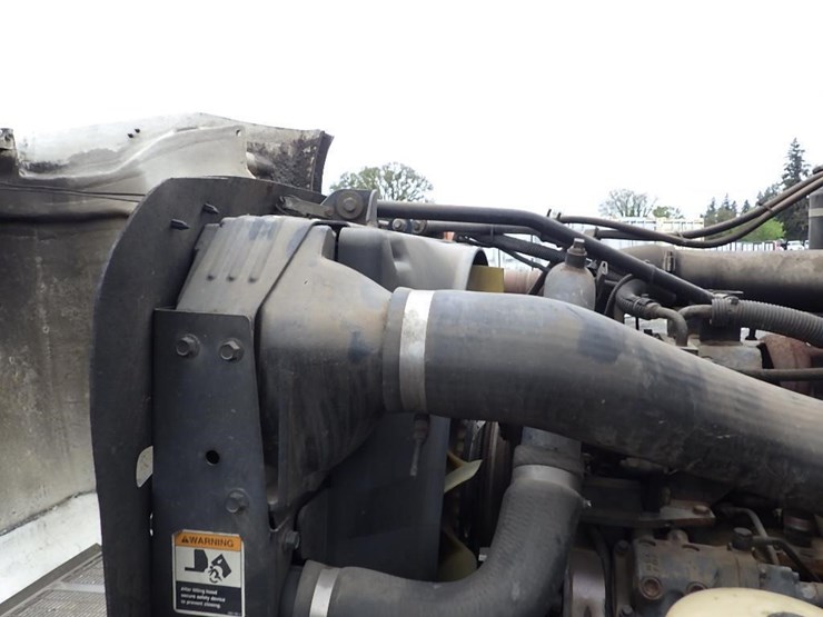 2005-peterbilt-pb330-22'-t/a-fuel-lube-truck-image-43