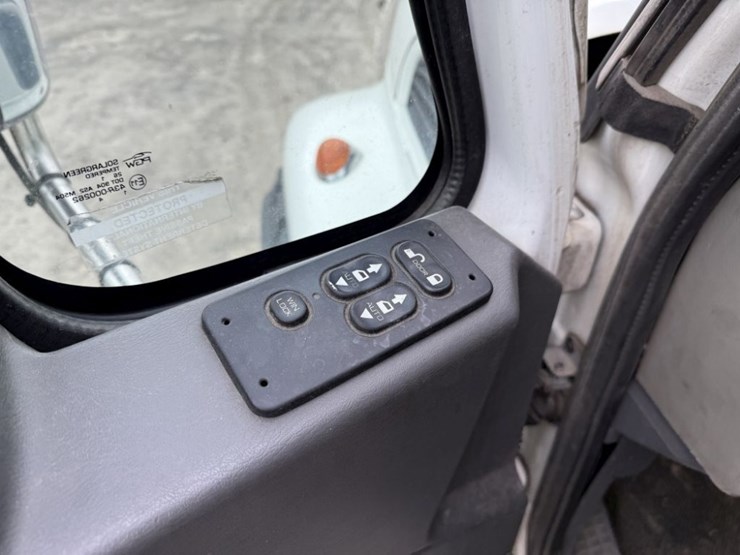 2012-international-7600-image-33