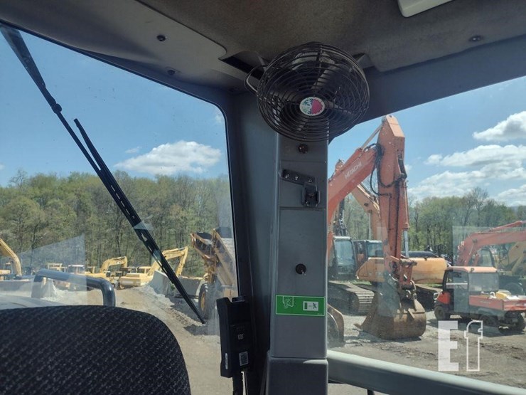 2010-caterpillar-120m-image-13