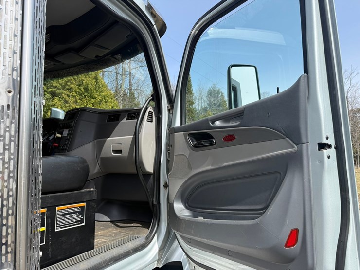 2015-peterbilt-579-image-50