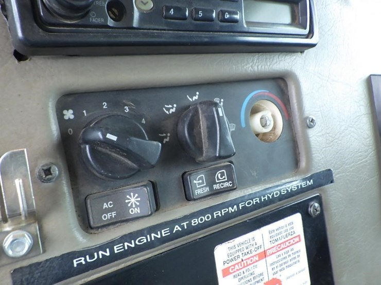 2005-peterbilt-pb330-22'-t/a-fuel-lube-truck-image-81