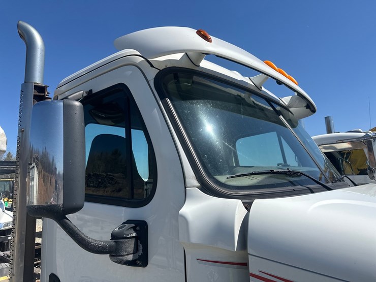 2014-massey-ferguson-8-image-14