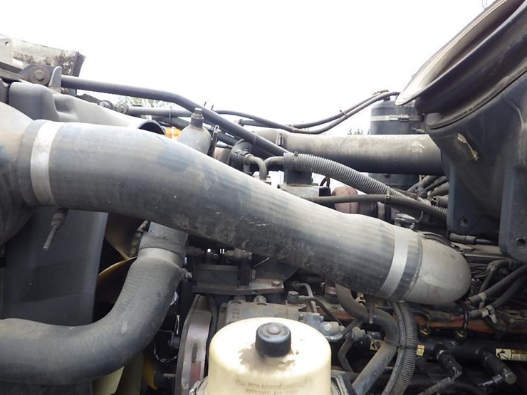 2005-peterbilt-pb330-22'-t/a-fuel-lube-truck-image-41