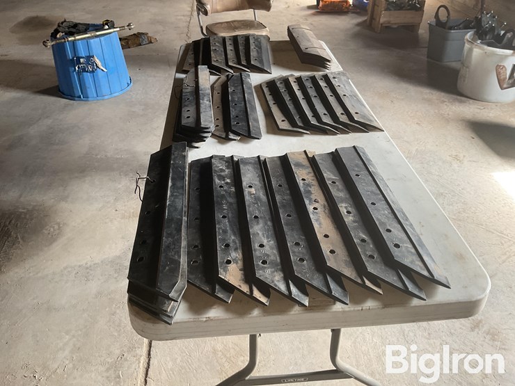 moldboard-plow-lays-image-4