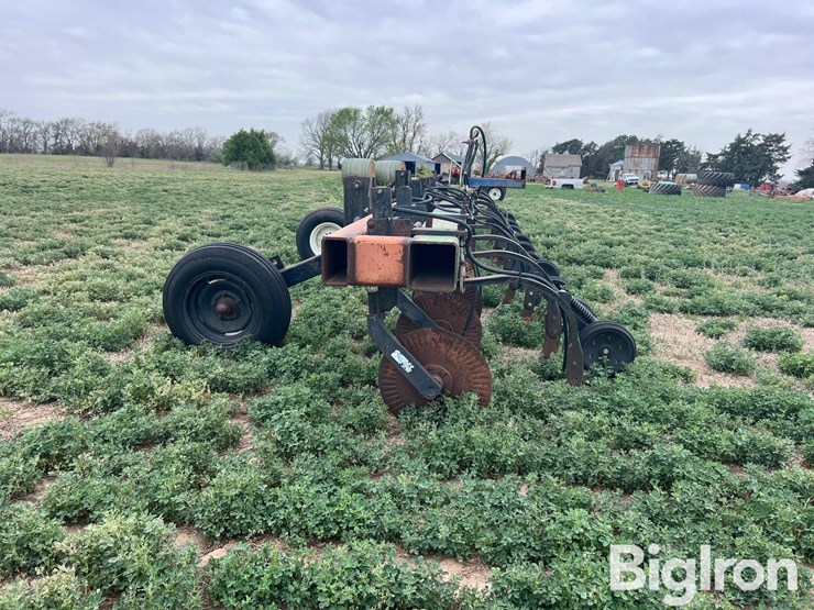 16r30-strip-tiller-image-8