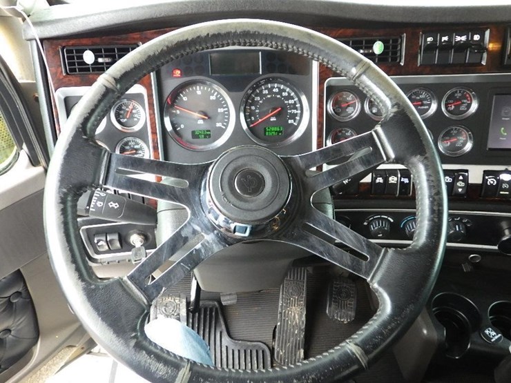 2016-kenworth-w900-image-83