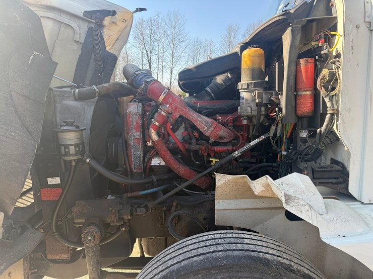 #1262-•-2004-international-9400i-6x4-sleeper-cab-truck-tractor-image-9