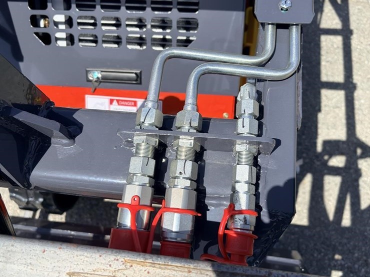 2026-zjg-zj-380-skid-steer-loader-image-7