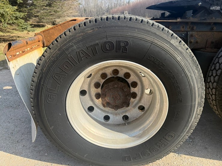 #1262-•-2004-international-9400i-6x4-sleeper-cab-truck-tractor-image-84