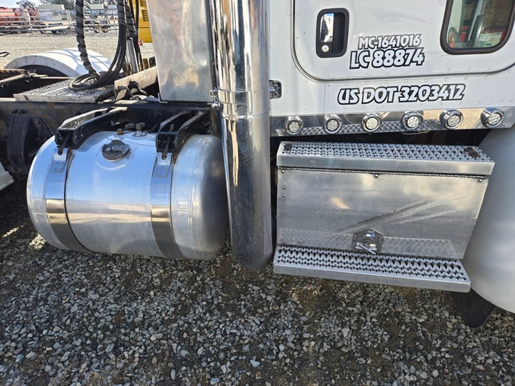 2013-peterbilt-386-image-15