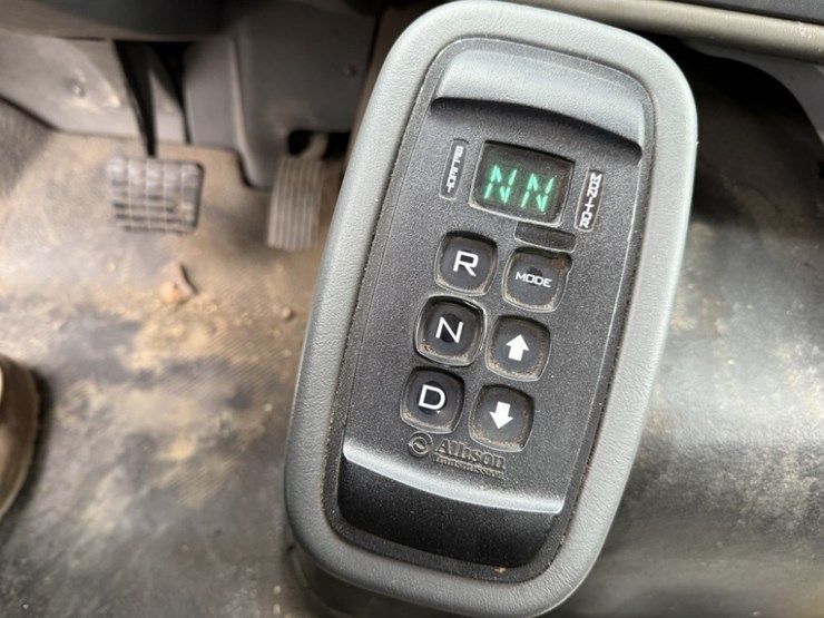 2012-international-7600-image-38